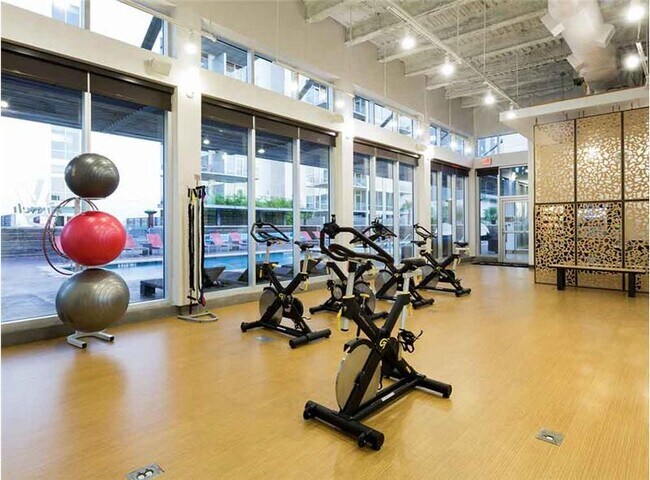 Building Photo - 420 W 3rd St