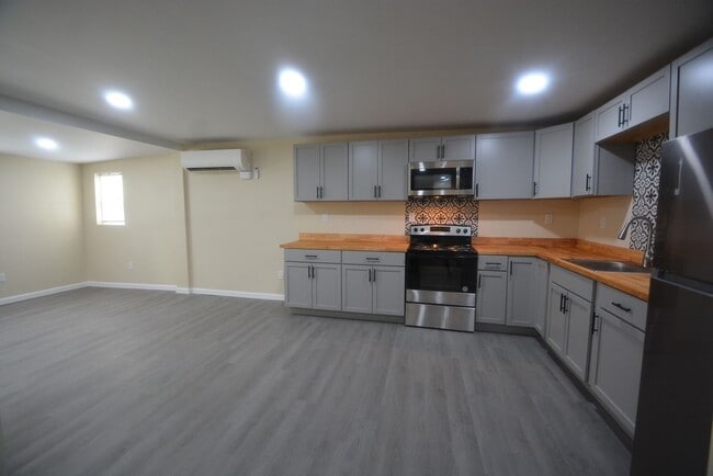Building Photo - Updated and Charming 3 Bedroom 1.5 Bathroo...