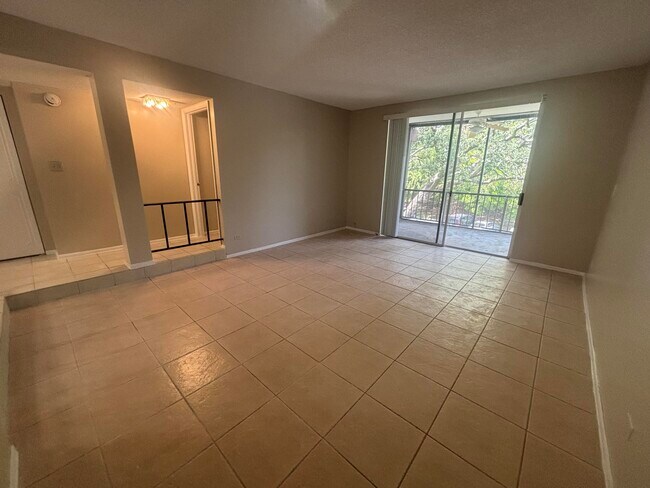 Building Photo - 3720 Inverrary Dr