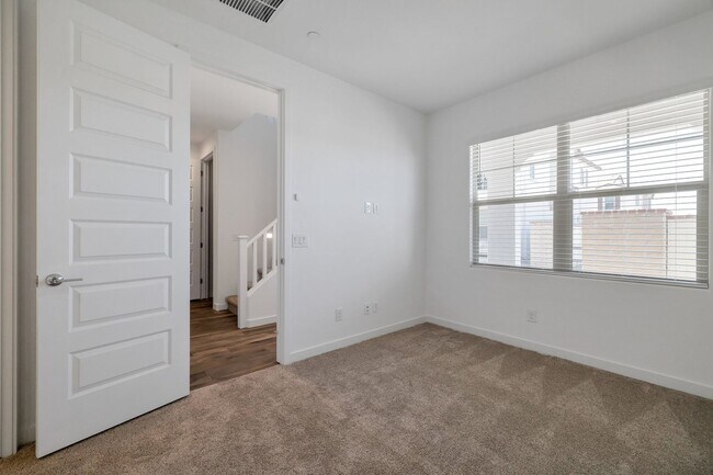 Building Photo - Like Brand New Luxurious Modern 3 Bedroom ...