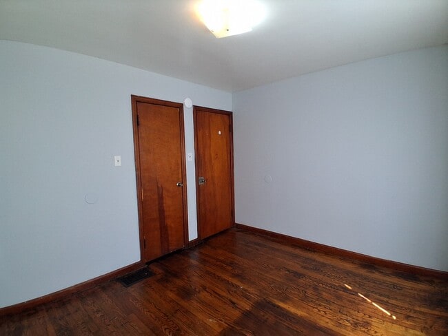 Building Photo - 214 Edwards St