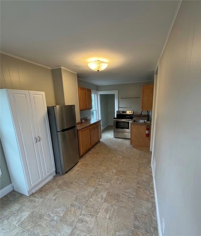 Building Photo - 313 Roe Ave
