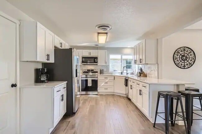 Building Photo - $0 DEPOSIT OPTION. STUNNING 3BED/2BATH DUPLEX IN BERKELEY NEIGHBORHOOD