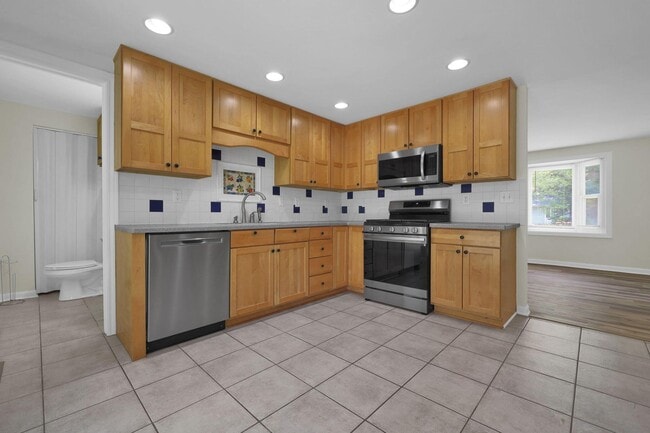 Building Photo - 470 Amesbury Dr