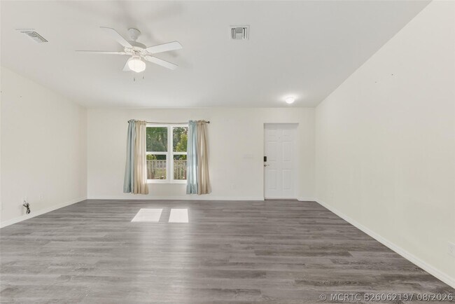 Building Photo - 8007 Royal Ct