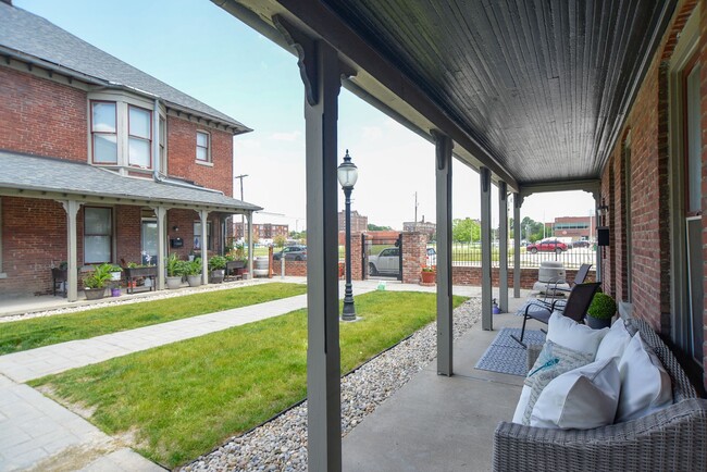 Building Photo - Beautiful Indianapolis Townhome!