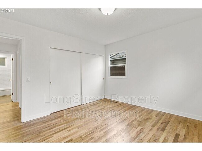 Building Photo - 6014 SE Insley St