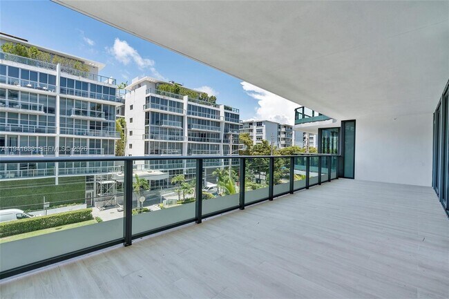 Building Photo - 9901 W Bay Harbor Dr