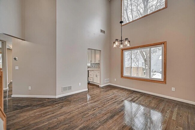 Building Photo - Spacious 4-Bed 4-Bath Home in Buffalo - Available 7/1!