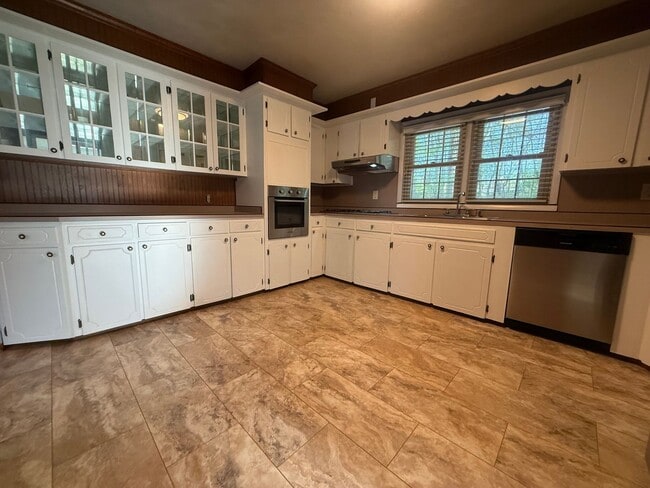 Building Photo - 2-3 Bedroom house with 2 bathrooms and garage