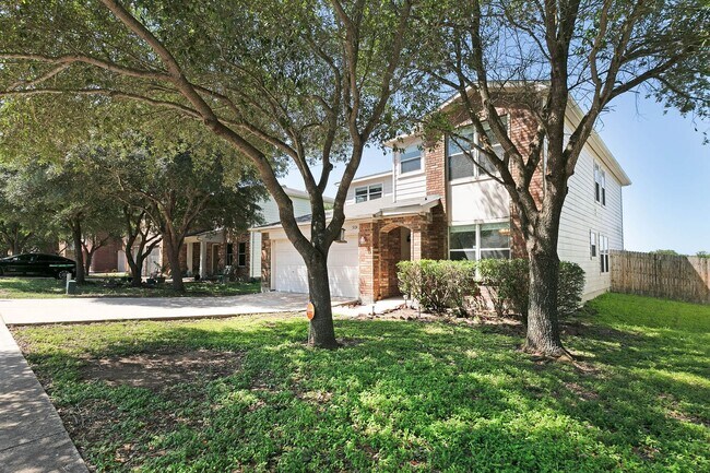 Building Photo - Rare 5 Bedroom Home Available for Immediat...