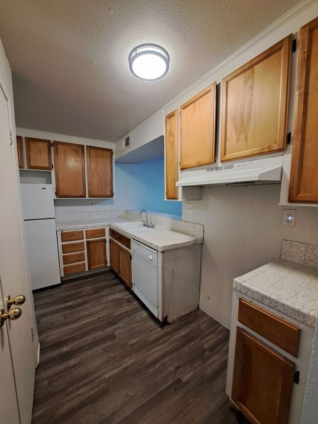 Building Photo - Charming 2-Bedroom Townhome in Fresno – Spacious Layout, Modern Kitchen & Community Amenities!
