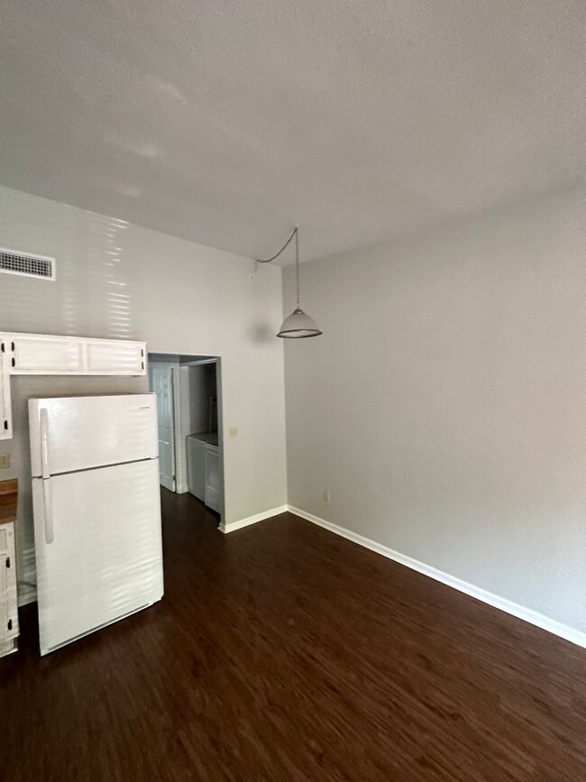 Building Photo - 218-B White Drive - One Bedroom Patio Home