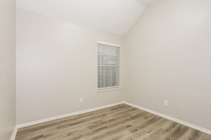 Building Photo - 4617 Seneca Dr