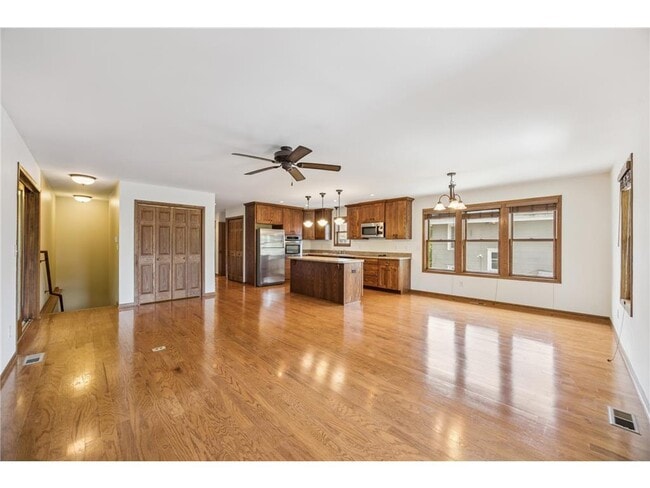 Building Photo - 551 Grand Hill