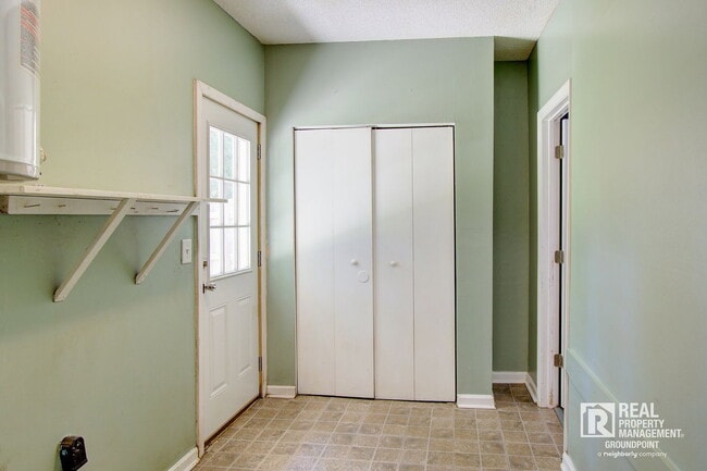 Building Photo - 443 Robin Dr