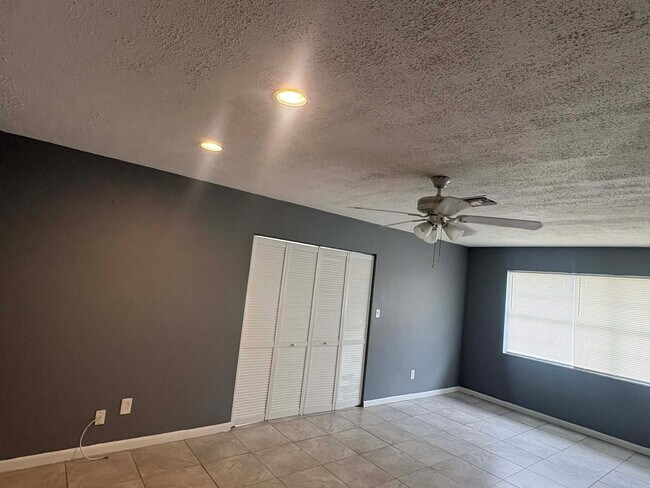 Building Photo - 4 bedroom Single-Family Home Available for Move-In NOW