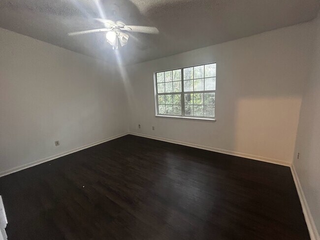 Building Photo - 2387 Parrot Ln