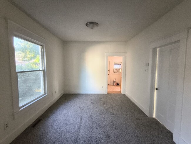 Building Photo - Coming soon! 2 Bed 1 Bath in Cozy Central ...