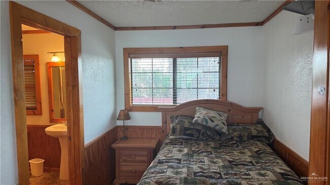 Building Photo - 8504 Lago Vista Dr