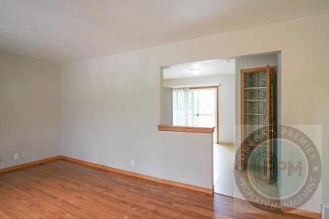 Building Photo - 3 Bedroom 1.5 Bathroom Home Located Minutes from Westroads Mall