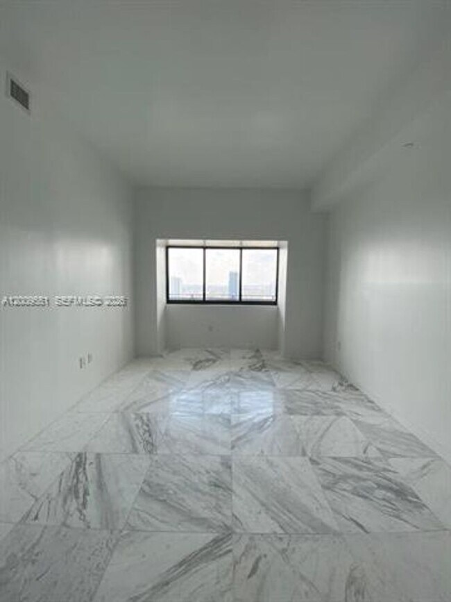 Building Photo - 480 NE 31st St