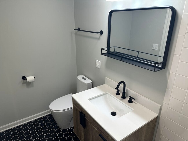 Building Photo - 833 W Lawrence Ave