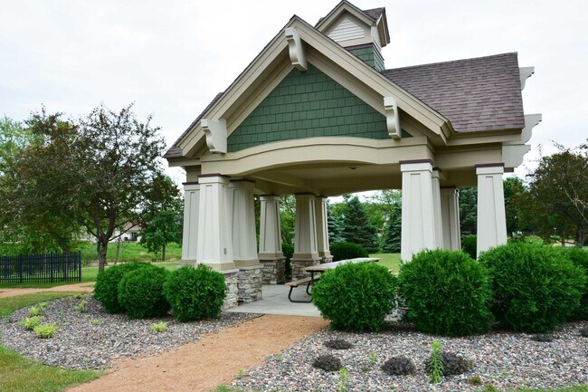 Building Photo - Spacious 4-Bed 3.5-Bath in Blaine - Available 6/10!