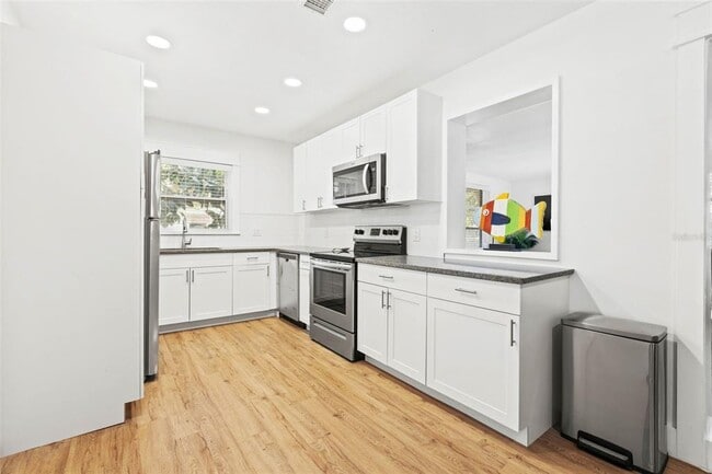 Building Photo - 104 N Cirus Ave