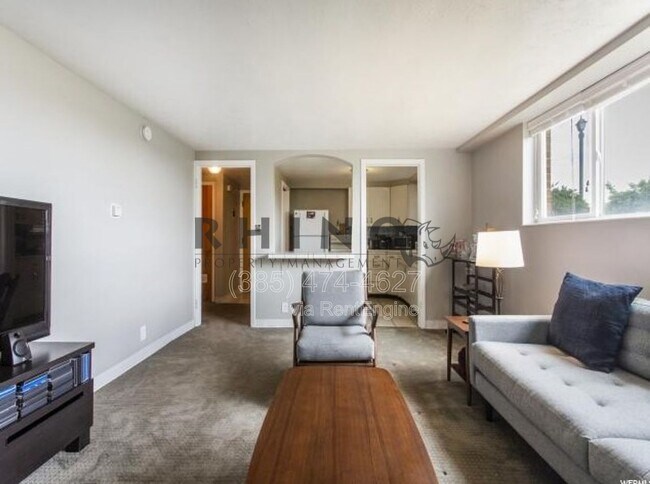 Building Photo - 615 Grand St E