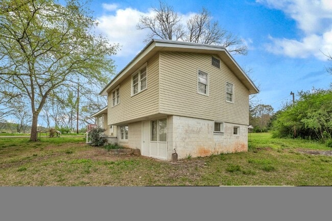 Building Photo - Don’t Miss This Beautifully Renovated Home...