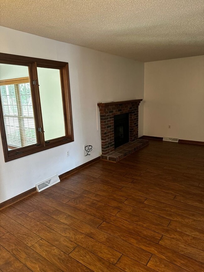 Building Photo - 1175 Pebble Dr