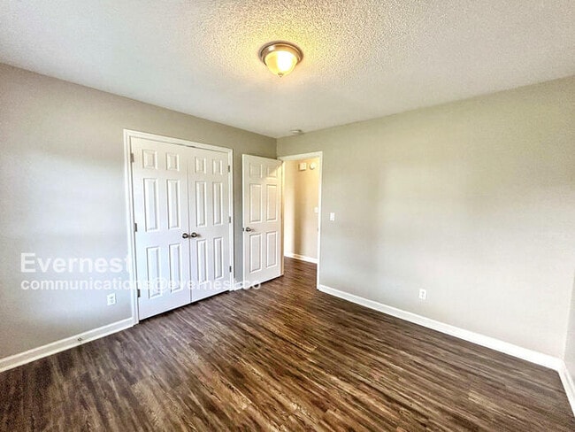 Building Photo - 7614 Greenway Dr