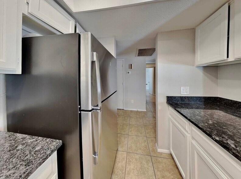 Building Photo - 4507 W Gardenia Ave