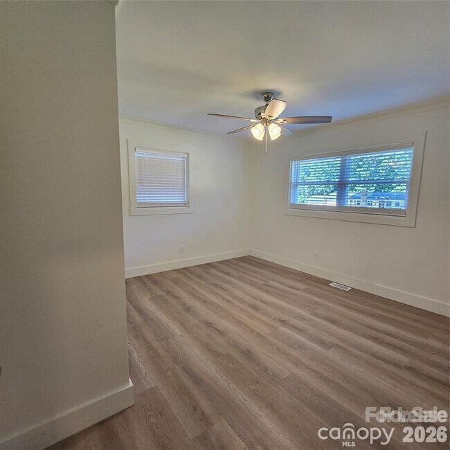Building Photo - 421 Kingfield Dr SW