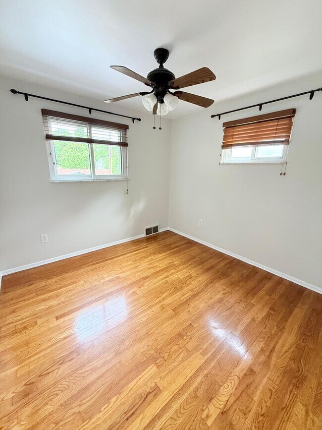 Building Photo - Spacious 3-Bedroom 1.5 - bathroom Home for Rent