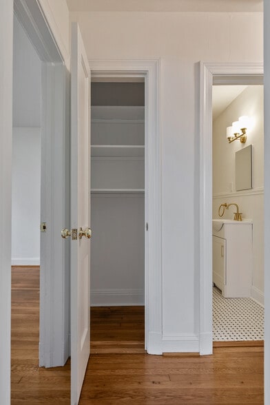 Building Photo - 2629 Dellrose Ave