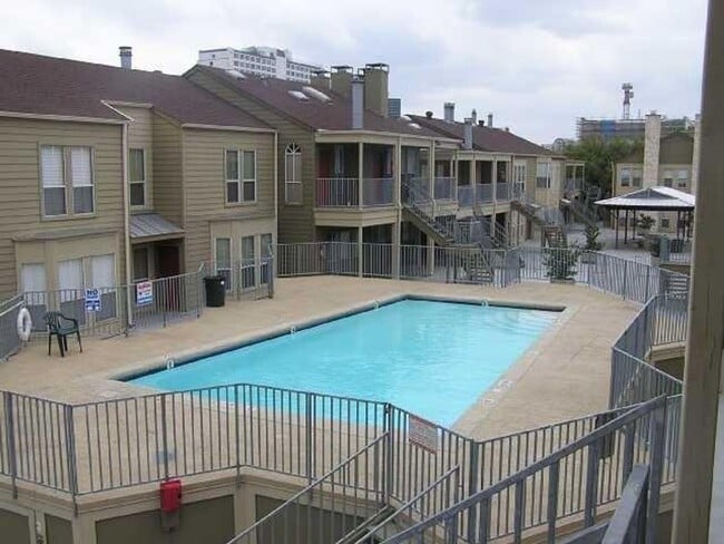 Building Photo - UT PRE-LEASE - 1 bed / 1 bath Updated West Campus Condo