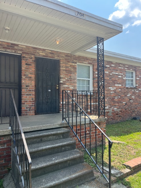 Building Photo - 704 Hopkins St