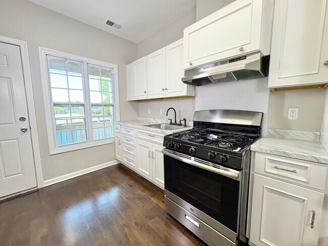 Building Photo - 126 Burroughs St