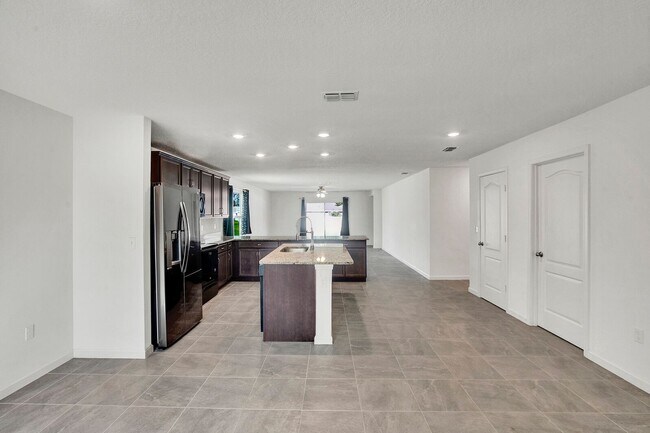 Building Photo - Beautiful 3 bedroom/ 2 bathroom home in Yu...