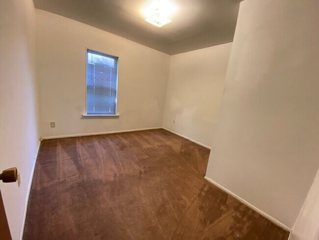 Building Photo - 167 E Mapledale Ave