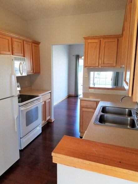 Kitchen facing dining room - 2407 Foxglove Cir