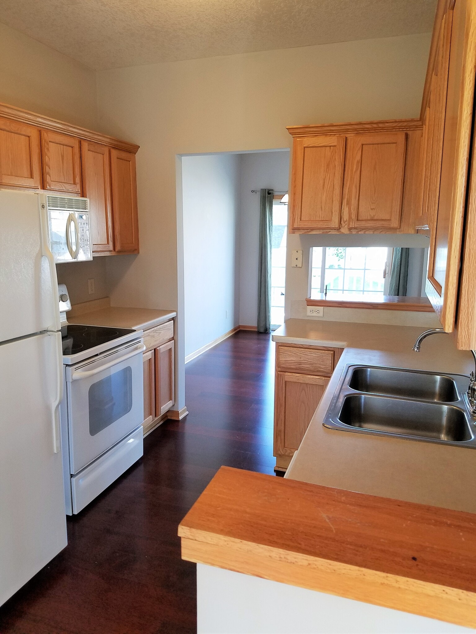 Kitchen facing dining room - 2407 Foxglove Cir