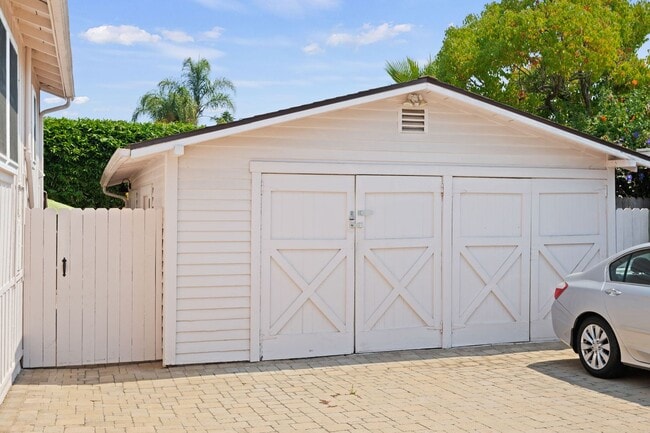Building Photo - Charming One-Bedroom Retreat in Santa Barb...