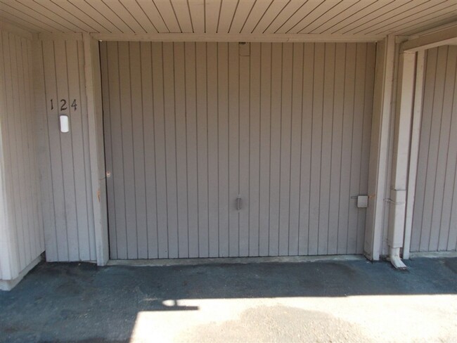 Building Photo - $2,500 - 2 Bed / 2 Bath Condo in East Clai...
