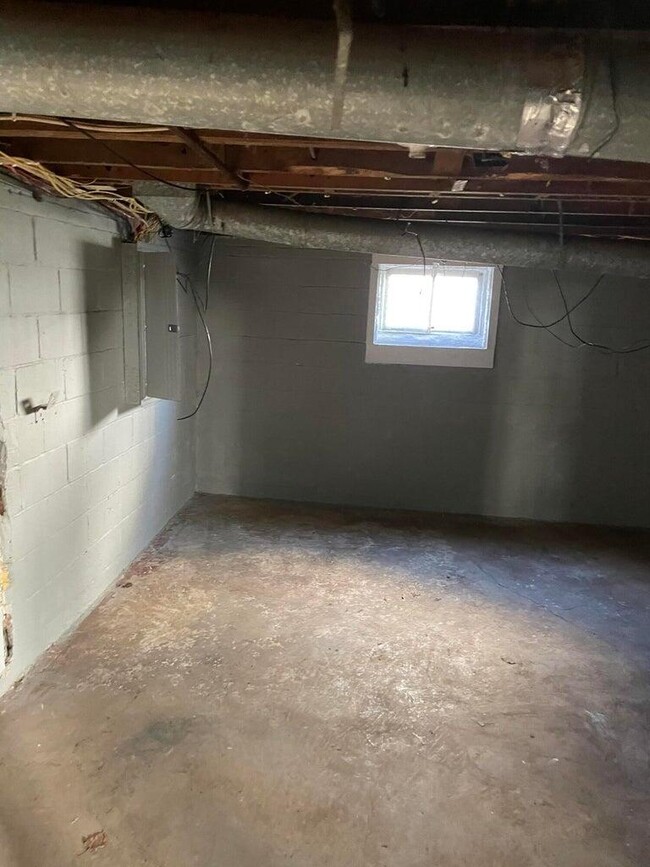 Building Photo - 1103 Highland Park Dr