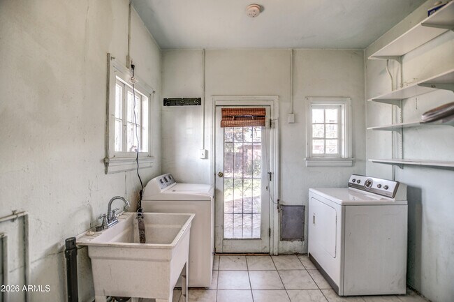 Building Photo - 384 E Windsor Ave