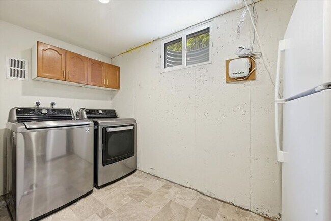 Building Photo - Spacious 4BR Home with Finished Basement, Private Yard & Community Amenities