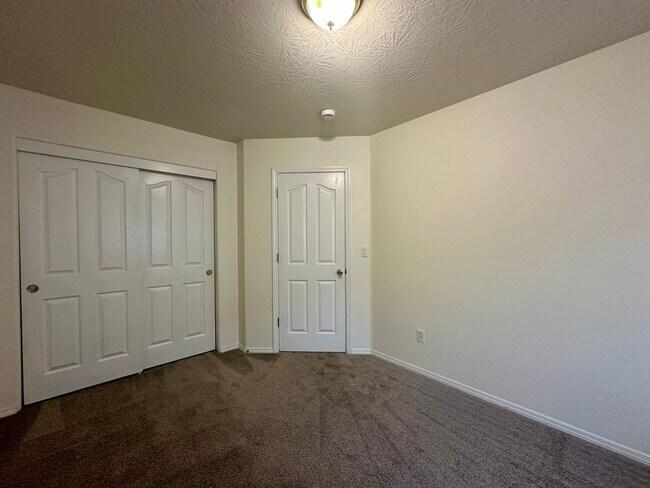 Building Photo - Large Three Bedroom Duplex in Keizer